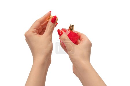Téléchargez les photos : Main de femme avec des ongles rouges avec des bandes d'essai pour le parfum, isolé sur un fond blanc. Boutons de parfum. - en image libre de droit