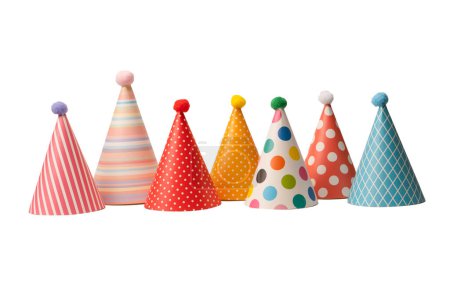 Téléchargez les photos : Un groupe de chapeaux d'anniversaire lumineux et colorés isolés sur un fond blanc. Vacances accepter. - en image libre de droit