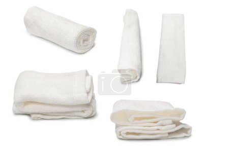 Téléchargez les photos : Serviette en coton moelleux blanc isolé sur un fond blanc. Spa et resort. - en image libre de droit