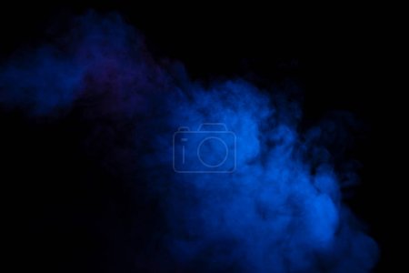 Téléchargez les photos : Vapeur bleue et violette sur fond noir. Espace de copie. - en image libre de droit