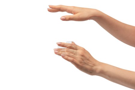 Foto de La mano de una mujer sostiene un objeto pequeño o delgado, aislado sobre un fondo blanco. - Imagen libre de derechos