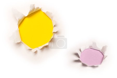 Téléchargez les photos : Un trou dans un papier blanc sur fond jaune, espace de copie. - en image libre de droit