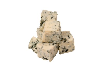 Téléchargez les photos : Cubes de fromage bleu isolés sur un fond blanc. Vue du dessus. - en image libre de droit