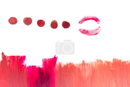 Téléchargez les photos : De la texture claire au rouge à lèvres de couleur profonde. Isolé sur blanc. Espace de copie. - en image libre de droit