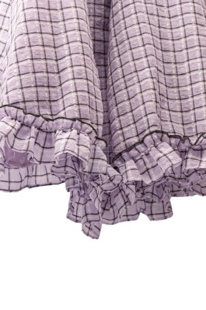 Robe violette volants isolés sur un fond blanc. Robe à carreaux. 