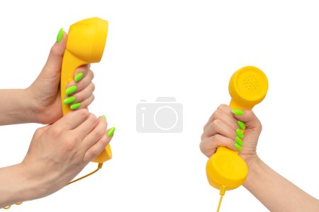 Gelber Hörer in Frauenhand mit grünen Nägeln auf weißem Hintergrund. Kopierraum.