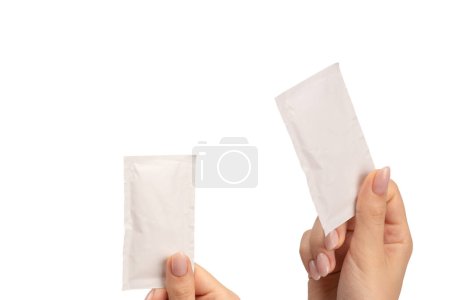 Feuchttücher in einer Frauenhand isoliert auf weißem Hintergrund. Kopierraum. 