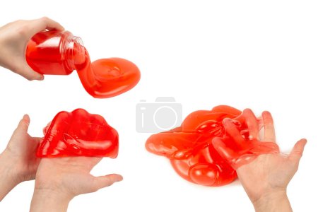 Rotes Schleimspielzeug in Frauenhand isoliert auf weißem. Ansicht von oben. 