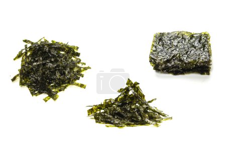 Téléchargez les photos : Savoureux nori algues isolées sur un fond blanc. - en image libre de droit