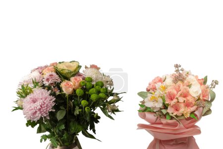 Bouquet de fleurs aux roses roses, fleur de brassica, chrysanthème et fleur de freesia dans un vase isolé sur fond blanc. 