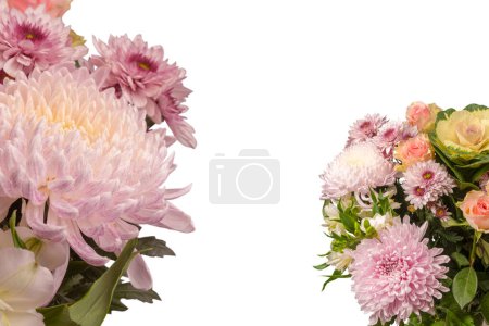 Bouquet de fleurs aux roses roses, fleur de brassica, chrysanthème et fleur de freesia dans un vase isolé sur fond blanc. 