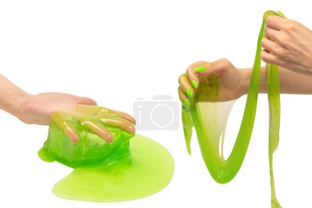 Grünes Schleimspielzeug in Frauenhand isoliert auf weißem Hintergrund.