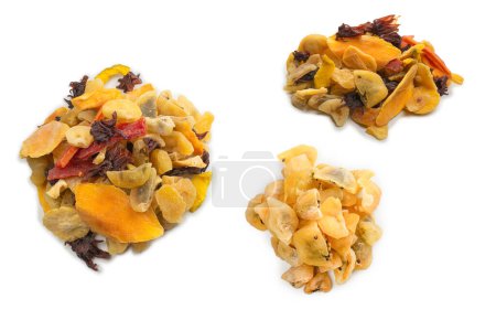 Téléchargez les photos : Mix of dried exotic fruit, mangos,slices of pineapples, passion fruit, papaya. Vegetarian dessert. - en image libre de droit