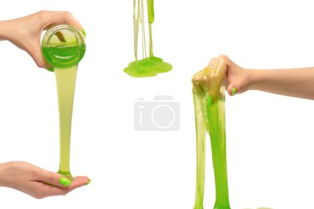 Grüner Schleim Spielzeug in der Hand einer Frau mit grünen Nägeln isoliert auf weißem Hintergrund. 