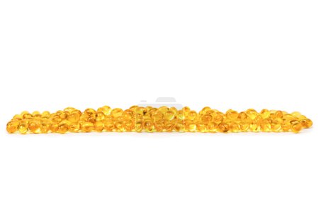 Foto de Grupo de cápsulas amarillas aisladas sobre fondo blanco. - Imagen libre de derechos