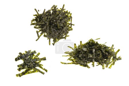 Téléchargez les photos : Savoureux nori algues isolées sur un fond blanc. - en image libre de droit
