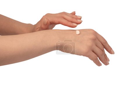 Beige Cremetubus in Frauenhänden isoliert auf weißem Hintergrund. Sahnetuch auf Frauenhand. Hautpflegekonzept.