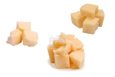 Cubos de queso aislados sobre un fondo blanco. Vista superior. 