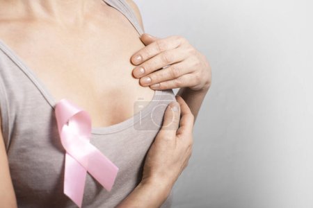 Téléchargez les photos : Femme caucasienne d'âge moyen faisant l'auto-examen mammaire - en image libre de droit