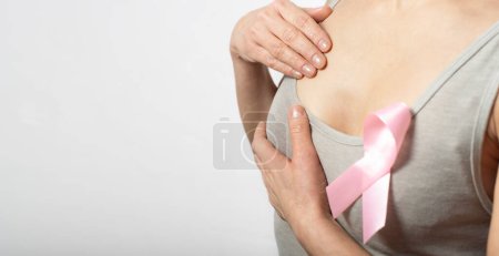 Téléchargez les photos : Femme caucasienne d'âge moyen faisant l'auto-examen mammaire - en image libre de droit