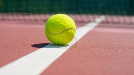 Téléchargez les photos : Balle de tennis couchée sur le terrain. Concept de mode de vie sain - en image libre de droit