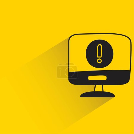 Téléchargez les photos : Ordinateur d'erreur avec ombre sur fond jaune - en image libre de droit