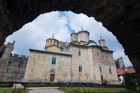 Foto de Monasterio histórico ortodoxo, Monasterio de Manasija, lugar de culto en Despotovac, Serbia. - Imagen libre de derechos