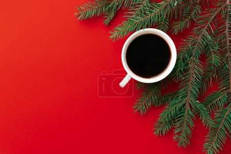Téléchargez les photos : Tasse de café sur fond de vacances rouges. ambiance de Noël fond - en image libre de droit