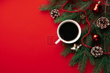 Foto de Taza de café en el fondo de las fiestas rojas. Fondo de humor navideño - Imagen libre de derechos