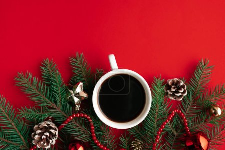 Foto de Taza de café en el fondo de las fiestas rojas. Fondo de humor navideño - Imagen libre de derechos