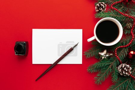 Foto de Escribiendo una tarjeta de rasguño, fondo de humor navideño. abeto y conos de pino - Imagen libre de derechos