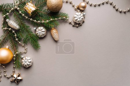 Téléchargez les photos : Gros plan de la décoration de Noël sur la table - en image libre de droit