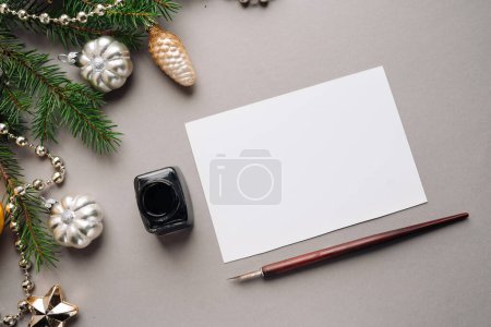 Foto de Tarjeta de escritura o carta a Santa. Navidad estado de ánimo fondo - Imagen libre de derechos