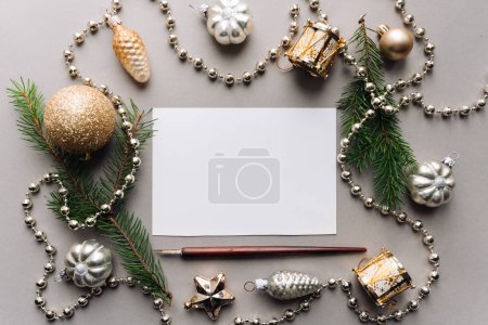 Téléchargez les photos : Carte d'écriture ou lettre au Père Noël. fond d'humeur de Noël - en image libre de droit
