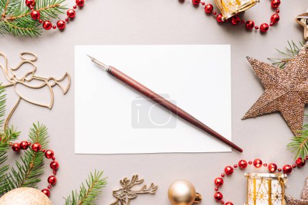 Téléchargez les photos : Carte d'écriture ou lettre au Père Noël. fond d'humeur de Noël - en image libre de droit