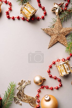 Téléchargez les photos : Vue rapprochée des décorations du nouvel an, fond de l'humeur de Noël - en image libre de droit