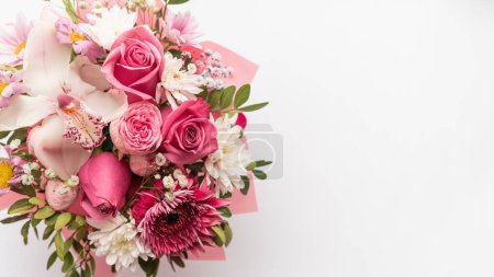 Foto de Hermoso ramo de primavera con flores tiernas rosas y blancas - Imagen libre de derechos