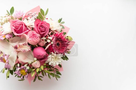 Beau bouquet de printemps avec des fleurs tendres roses et blanches