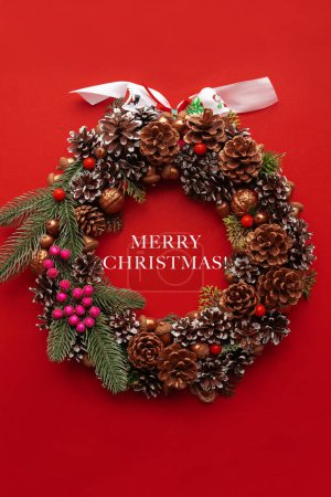 Foto de Corona de Navidad con brillantes decoraciones sobre fondo de madera - Imagen libre de derechos
