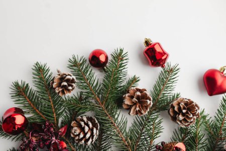Téléchargez les photos : Gros plan de l'orange fraîche avec décoration de Noël sur table en bois - en image libre de droit