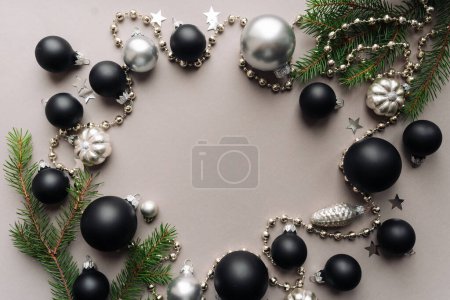 Foto de Mesa de Navidad decorada con bolas de colores - Imagen libre de derechos