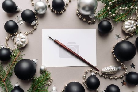 Téléchargez les photos : Ensemble de stylo plume vintage, pot d'encre et feuille de papier vierge avec enveloppe sur table en bois blanc - en image libre de droit