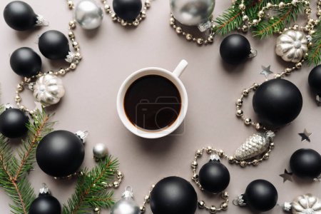 Foto de Taza de café en el fondo de las vacaciones. Fondo de humor navideño - Imagen libre de derechos
