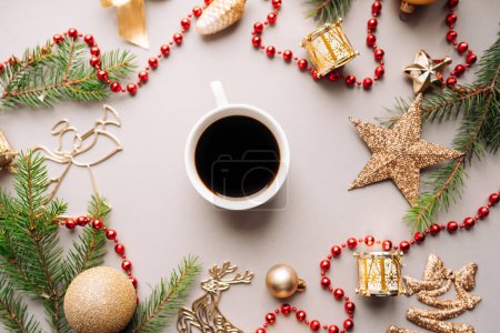 Téléchargez les photos : Tasse de café sur fond de vacances. ambiance de Noël fond - en image libre de droit