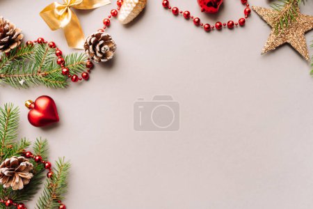 Téléchargez les photos : Couronne de Noël avec des décorations brillantes sur fond lumineux - en image libre de droit
