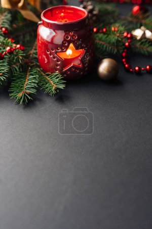 Téléchargez les photos : Vue rapprochée de la branche de sapin, fond d'ambiance de Noël - en image libre de droit