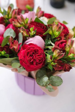 Téléchargez les photos : Beau bouquet de printemps avec des fleurs tendres roses et blanches - en image libre de droit
