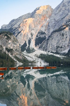 Foto de Una mañana tranquila en el Lago di Braies en los Dolomitas italianos. - Imagen libre de derechos