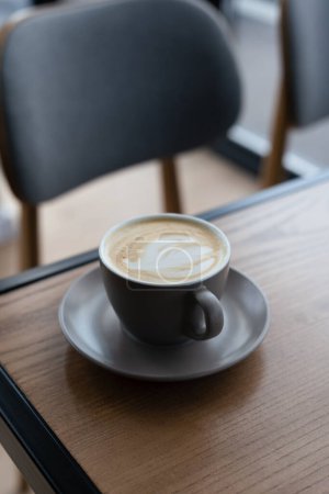 Téléchargez les photos : Café en tasse sur table en bois dans un café avec fond lumineux - en image libre de droit
