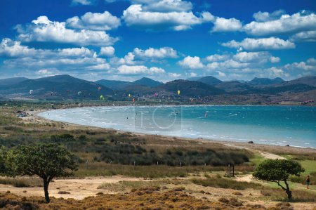 Téléchargez les photos : Belle plage avec mer et ciel bleu - en image libre de droit